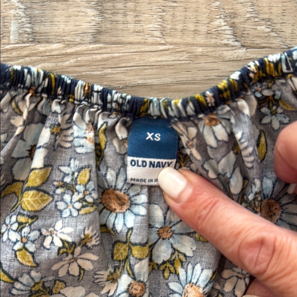 Old Navy Floral Smocked Women's Top sz xs - Picture 5 of 6